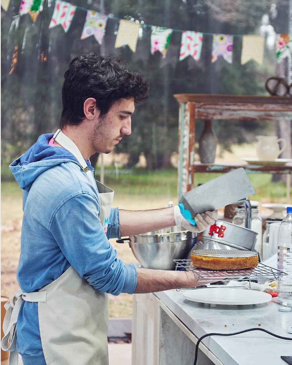 Marcos horneando en pastelería